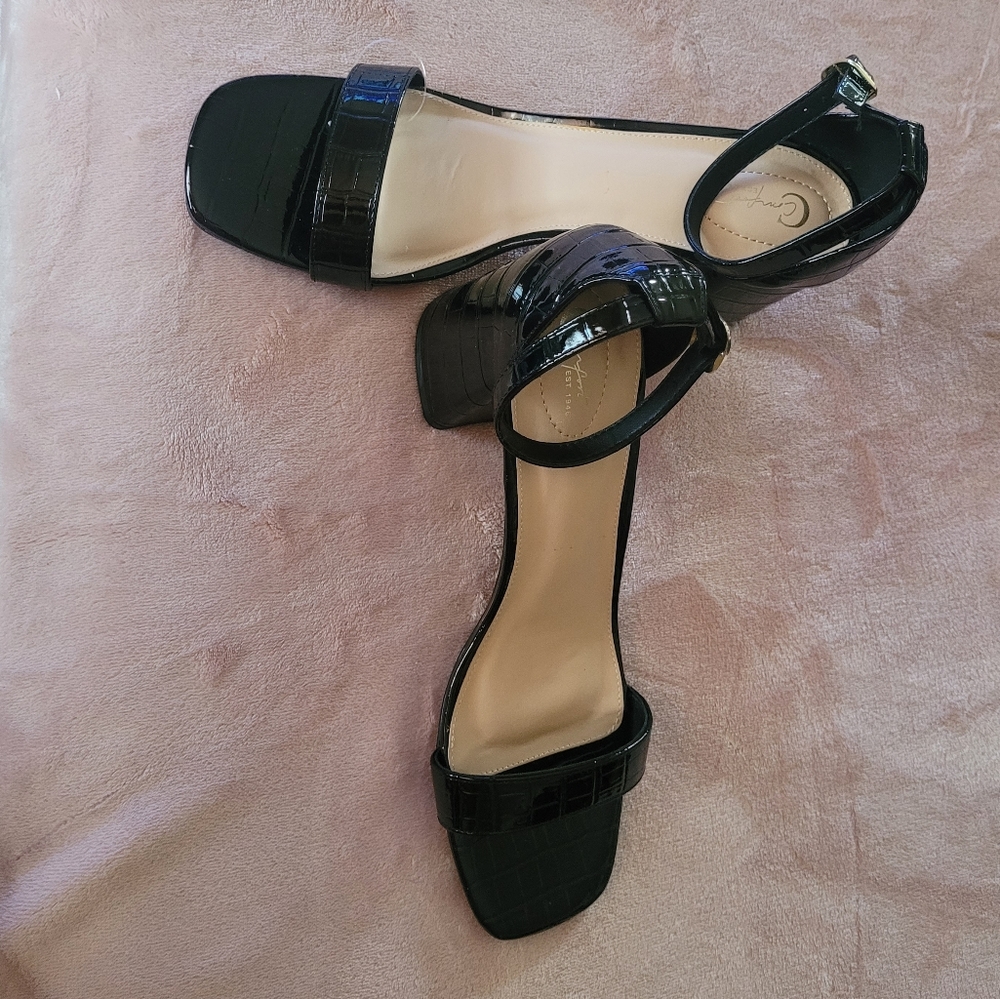 Comfort Est 1946, women's size 11, black patent leather sandals.
